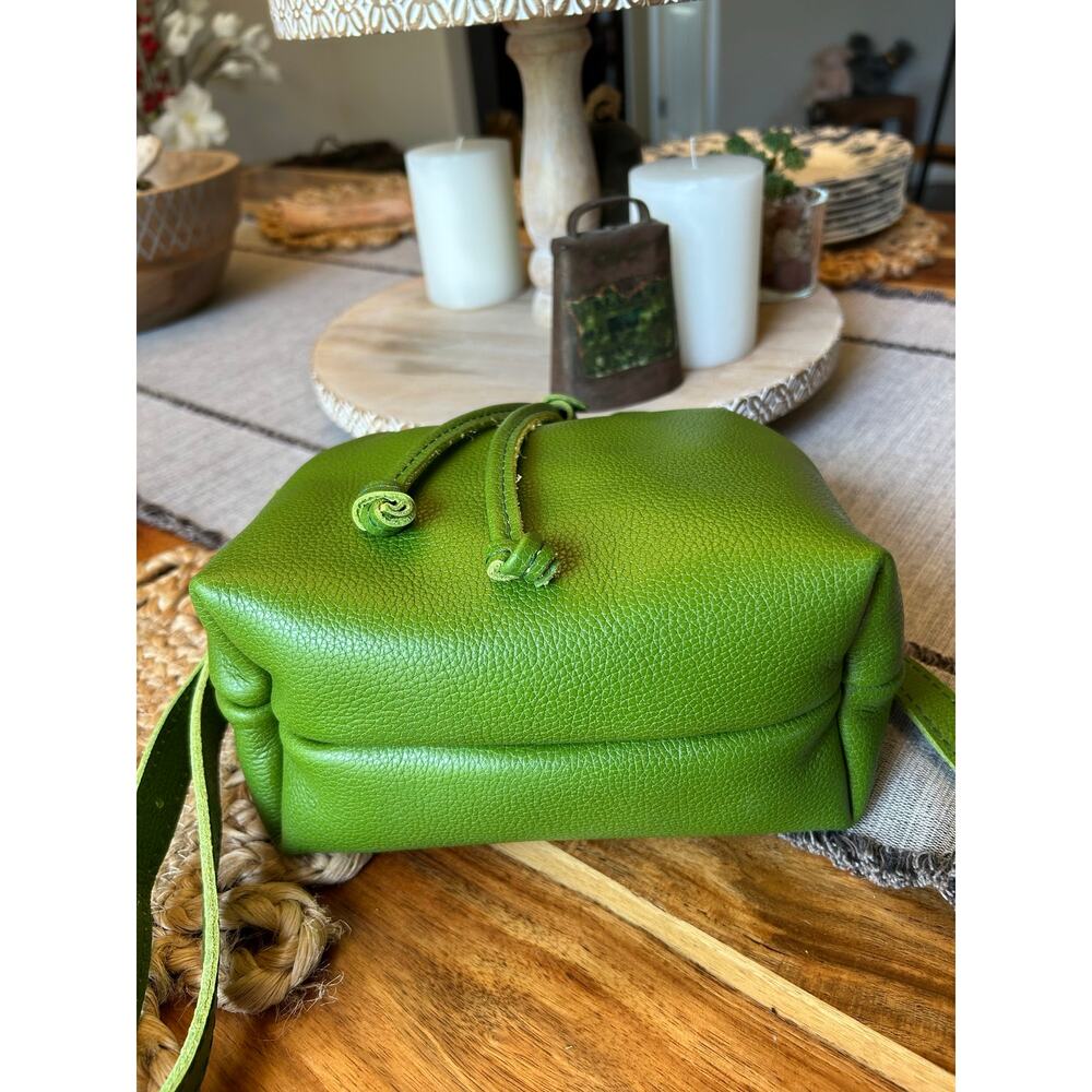 Portland Leather Green Mantis UNICORN COLOR Crossbody Bucket Bag VERY RARE - Picture 6 of 7